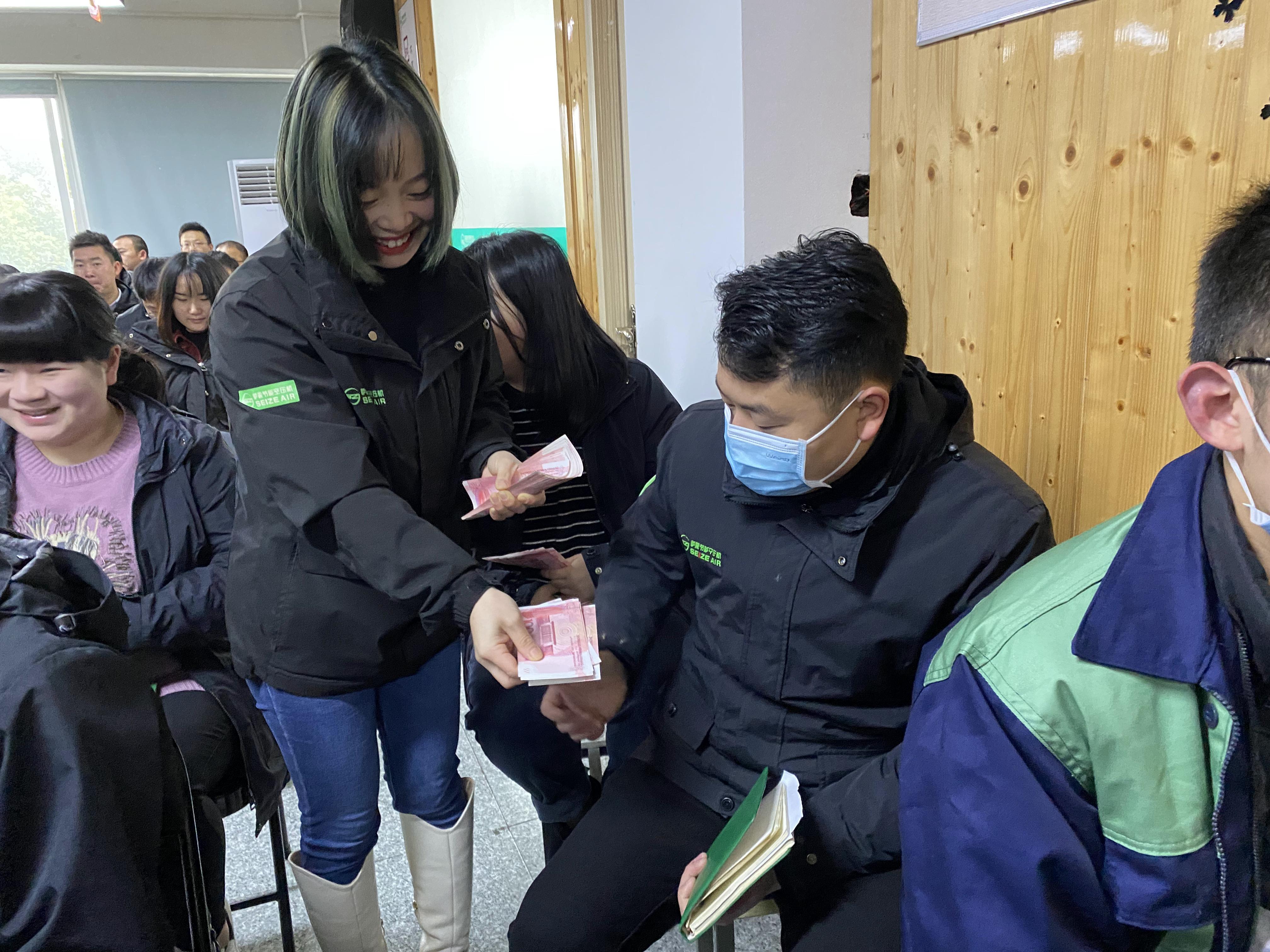 薩震節(jié)能空壓機(jī)發(fā)紅包現(xiàn)場(chǎng)