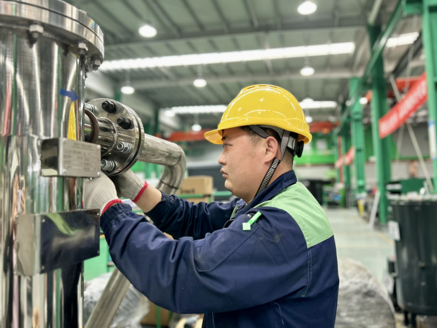 薩震節(jié)能空壓機(jī)車間工作
